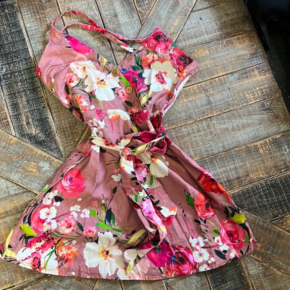 Privacy Please Dresses & Skirts - Privacy Please beautiful floral mini dress w/diagonal buttons. Med.